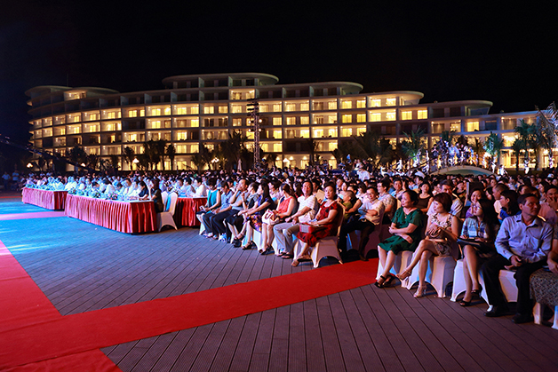 Hơn 1.000 đại biểu, du khách, nhà đầu tư và người dân địa phương đã tham dự Lễ khánh thành được tổ chức trong khuôn viên bể bơi trước khách sạn FLC Luxury Hotel Quy Nhơn. 