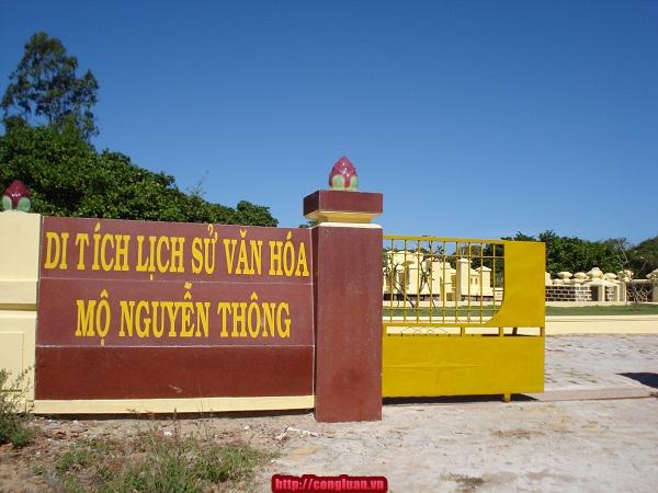 Khu di tích lăng mộ chí sĩ yêu nước Nguyễn Thông nhìn từ ngoài vào