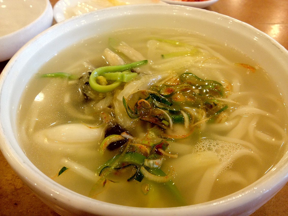 Naeng-kalguksu cũng có thể ăn kèm kim chi, củ cải, dưa chuột giống như các món mì lạnh khác. 