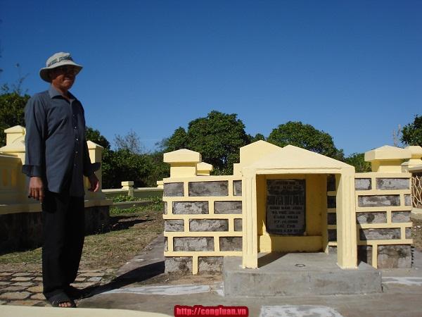 Bên ngôi mộ bị nghiêng trong khu mộ Nguyễn Thông 
