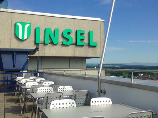 Căn tin ngoài trời trên sân thượng một bệnh viện ở Bern. Ảnh: Business Insider 