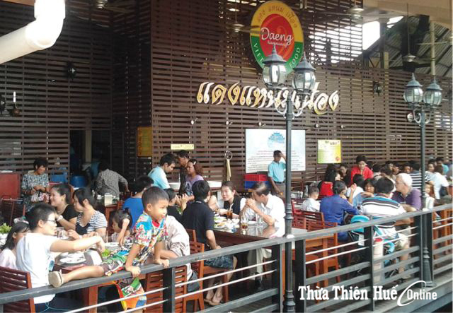 Nhà hàng Daeng phát đạt của gia đình bà Vỵ trên đất Thái. Ảnh: SGTT 