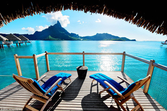 50 sắc thái màu xanh đại dương. Du khách sẽ bi mê hoặc bởi cảnh sắc tuyệt đẹp của bãi biển nhiệt đới Le Méridien thuộc đảo Bora Bora, Polynesia- Pháp. Ảnh: Tim-McKenna