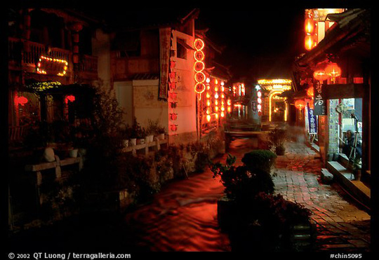 Hệ thống kênh rạch được thắp sáng bằng những chiếc đèn lồng với màu sắc rực rỡ tại tỉnh Vân Nam - Trung Quốc. Ảnh: Terragalleria 