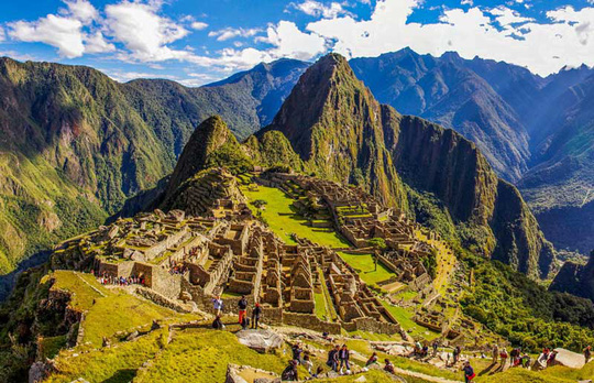 Machu Picchu, còn được gọi là Thành phố đã mất của người Inca, nằm trên Thung lũng Urubamba- Peru, hớp hồn du khách với cảnh núi trời thơ mộng. Ảnh: Machu Picchu Viajes Peru. 
