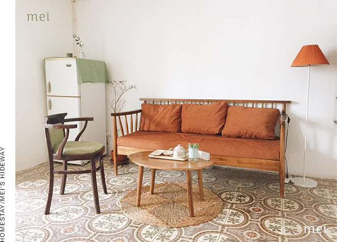 Bạn đã nghĩ ra ý tưởng cho "1000 kiểu ảnh" của mình bên chiếc ghế màu cam đất ấm áp và sàn gạch hoa dễ thương này chưa? (Ảnh: Lacaito Homestay Fanpage.) 