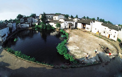 Hồ Âm Dương, trung tâm của ngôi làng. Ảnh: Blog.sina.