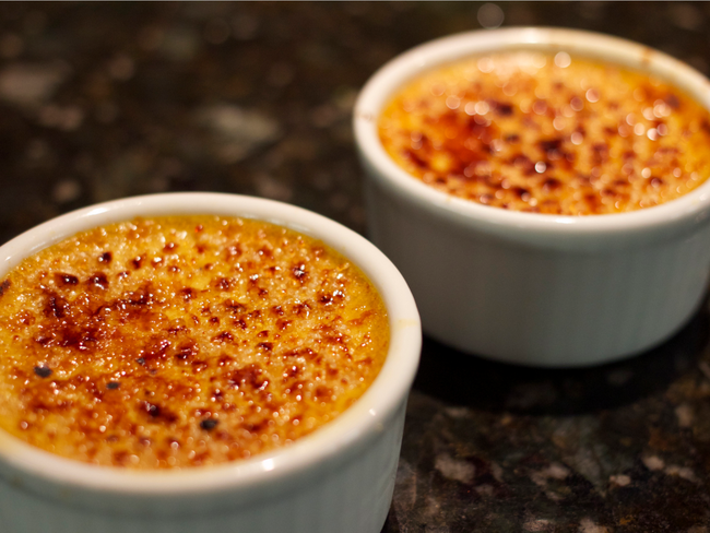Crème brûlée được làm từ trứng với đường cháy giòn tan bên trên. Đây có lẽ là món tráng miệng nổi tiếng nhất của Pháp và bất cứ ai đến Pháp cũng phải nếm thử một lần.
