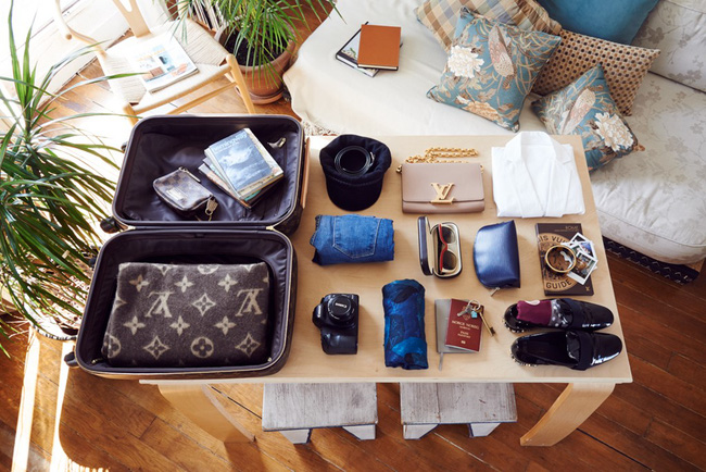 Giảm 1/2 hành lý: Bí quyết để cắt bớt số lượng hàng lý đem theo khi đi du lịch là xếp chúng vào một chiếc túi/vali nhỏ hơn cái bạn vẫn dùng. Giả sử, thay vì sử dụng vali xách tay đúng kích thước tiêu chuẩn, bạn chỉ chọn chiếc nhỏ hơn một nửa. Ảnh: Portablepackage.