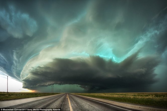 Một cơn bão lớn quét qua thành phố Stratford ở bang Texas. Nhiếp ảnh gia Maximilian Conrad chỉ có khoảng thời gian ngắn để chọn được vị trí đặt máy đẹp nhất và lấy được toàn cảnh cơn bão 