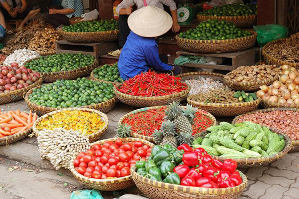Có dịp đến Hà Nội, bạn cũng nên dạo quanh một vòng các khu chợ nơi đây - Ảnh: Lonely Planet