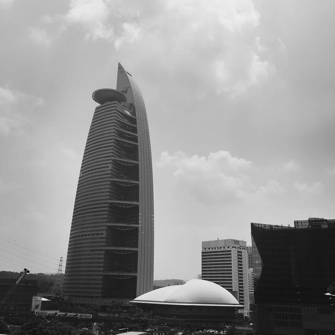 Telekom Tower được công ty Hijjas Kasturi Associates thiết kế tạo hình như một búp măng tre. Còn Bitexco Tower được kiến trúc sư Carlos Zapata thiết kế lấy cảm hứng từ hình ảnh búp hoa sen. Ảnh: pwyllpennannwn on Instagram chụp tòa nhà Telekom. 
