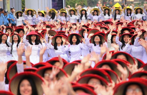 Sáng 5/3, hơn 3 nghìn người, trong đó có khoảng 1 nghìn nữ sinh trường THPT Trưng Vương (quận 1, TP HCM) đã tham gia đồng diễn áo dài với tên gọi “Tôi yêu Việt Nam” tại lễ hội áo dài, tổ chức ở phố đi bộ Nguyễn Huệ, TP HCM. 