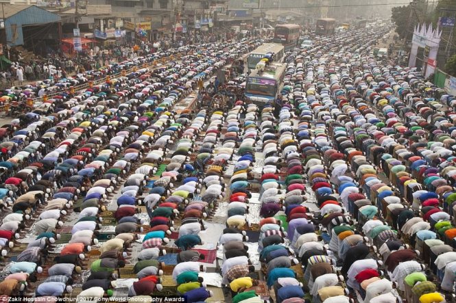 Hàng ngàn người Hồi giáo ở Tongi, gần Dhaka (Bangladesh) cầu nguyện trong lễ hội Biswa Istema 