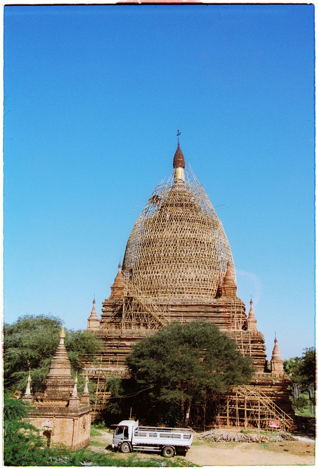 Người ta vẫn tiếp tục tu sửa và xây mới những biểu tượng tinh thần của Bagan.