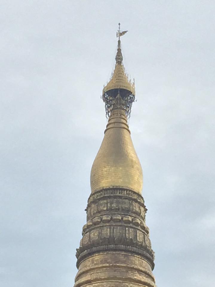 Ngoài dát vàng, phía trên Chùa Shwedagon gắn nhiều kim cương và đá quý, sáng rực về đêm