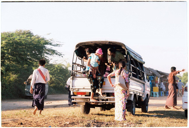 Những chuyến xe đò chở khách đến tham quan tháp cổ Shwesandaw, nơi đón hoàng hôn đẹp nhất Bagan.