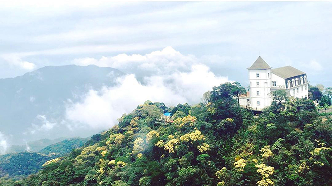 Bà Nà Hills tựa như một ngôi làng Châu Âu, với hoa cỏ và mây trắng trôi bồng bềnh khắp nơi. Jessie Lam on Instagram 