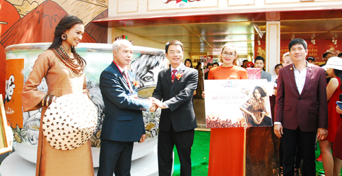 Ông Phạm Quang Vũ - Chủ tịch HĐQT Công ty CP Vinacafé Biên Hoà trao tặng ly cà phê 1,2 tấn cho Sở Văn hoá Thể thao và Du lịch tỉnh Đắk Lắk. 