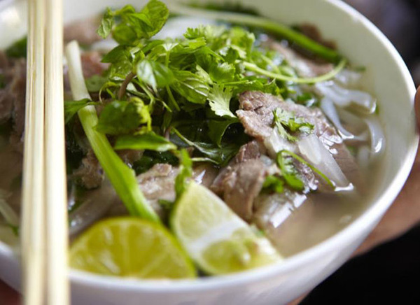 Phở là món ăn phổ biến ở Việt Nam, nhưng ở Hà Nội bạn mới tìm thấy được vị đặc trưng và ngon nhất - Ảnh: Lonely Planet