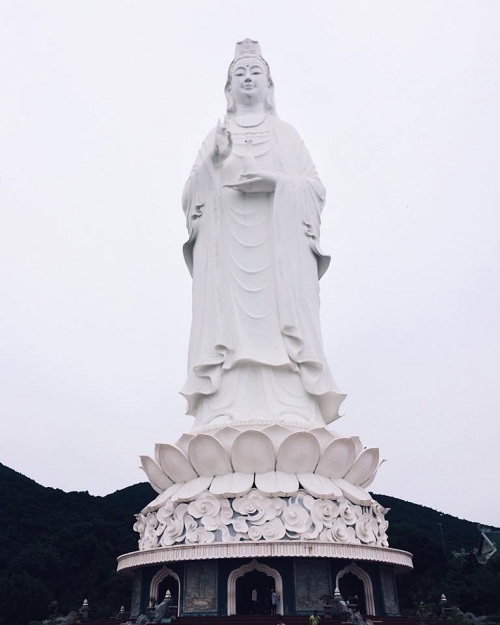 Trên đường về ghé thăm chùa Linh Ứng, chiêm bái tượng phật Quán thế Âm Bồ Tát