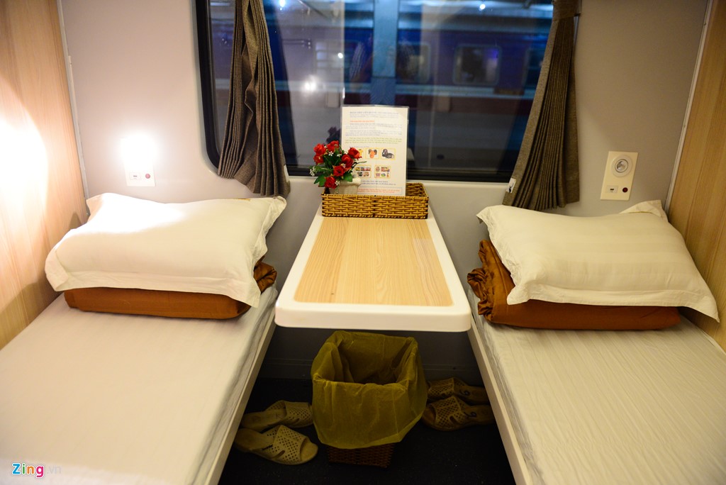 Toa xe giường nằm được làm bằng composite màu trắng với kiểu dáng thanh lịch, sang trọng. 