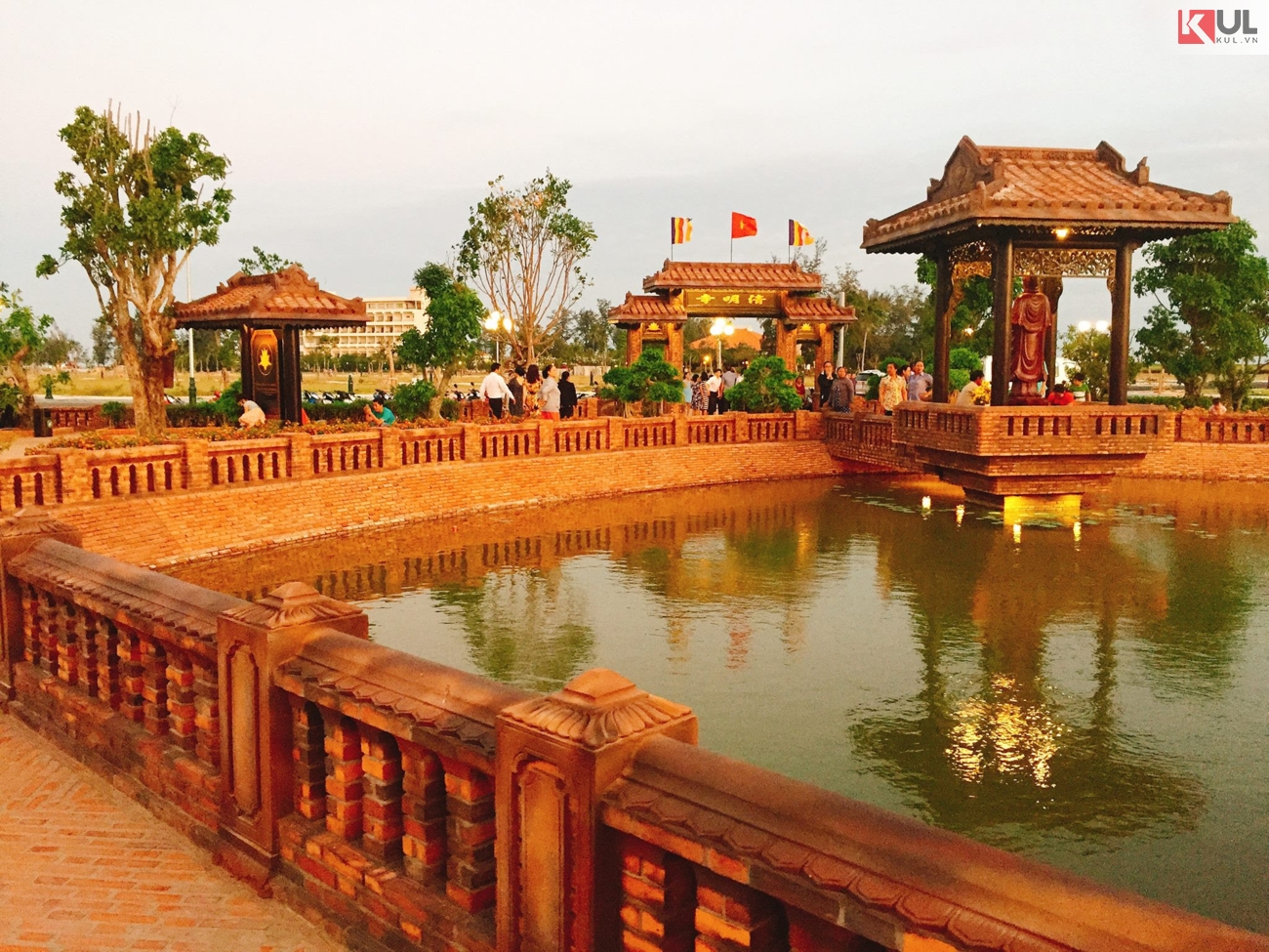Hồ nước màu thiên thanh tọa lạc ở giữa khuôn viên Thanh Minh Tự. (Ảnh: Trường Sơn) 