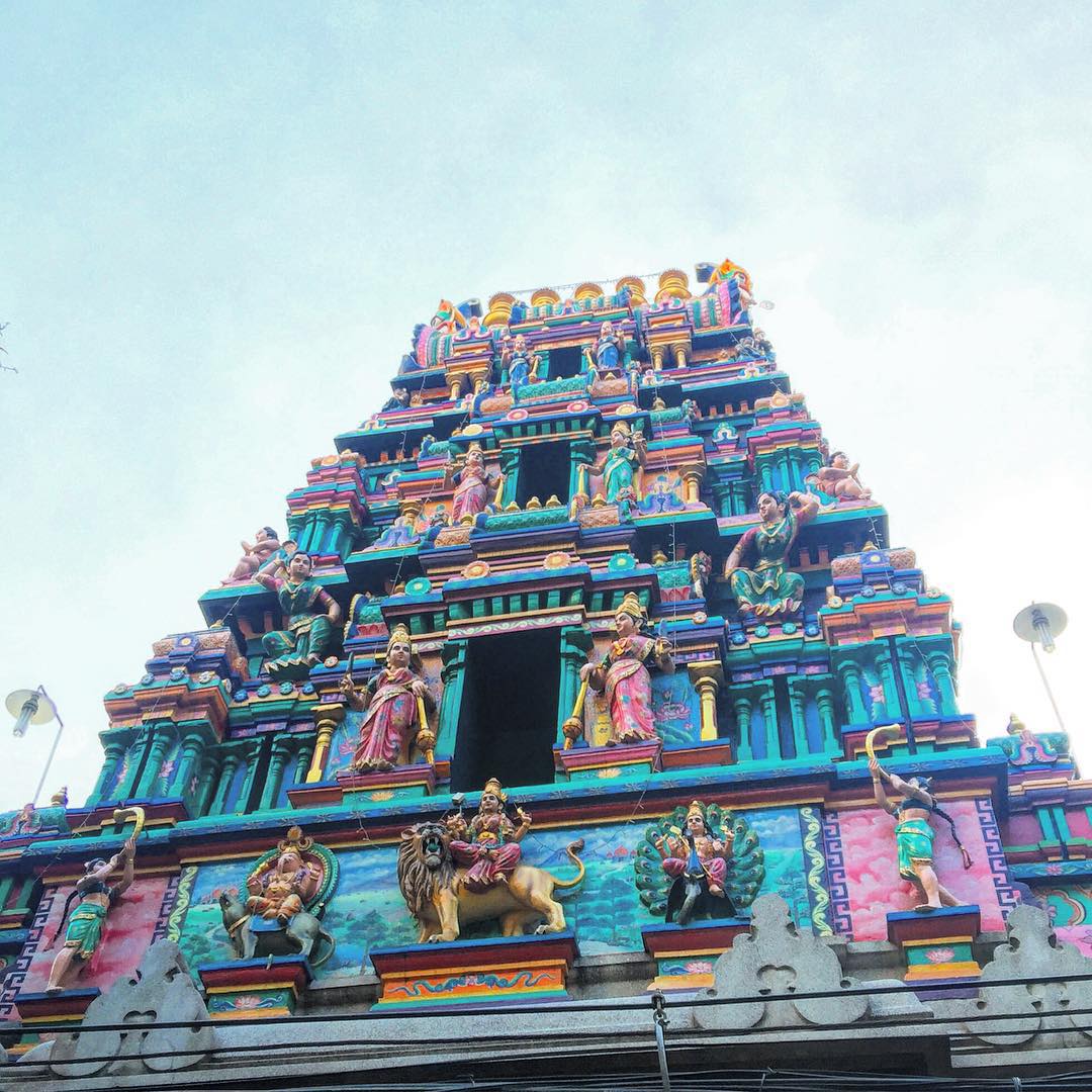 Chùa Mariamman với lối kiến trúc mô phỏng theo đạo Hindu ở miền Nam Ấn Độ. Qua nhiều thăng trầm của lịch sử, chùa Mariamman không chỉ nổi tiếng với lối kiến trúc độc đáo mà còn là nơi nổi tiếng linh thiêng. Instagram photo by Pramesti .
