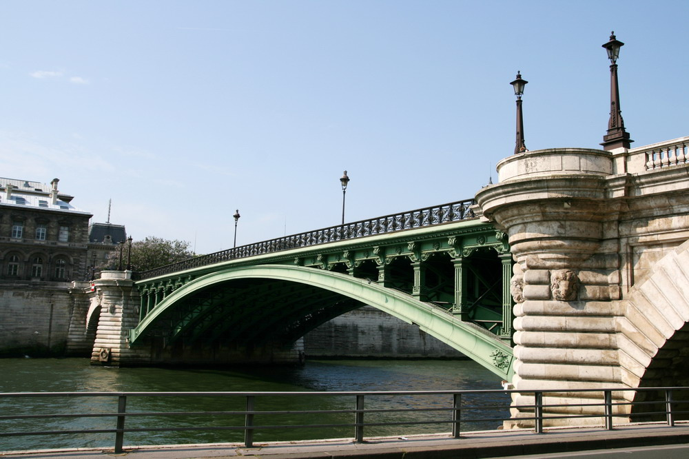 Cây cầu Đức Bà trứ danh giữa thủ đô Paris (Pháp). Ảnh: Internet 