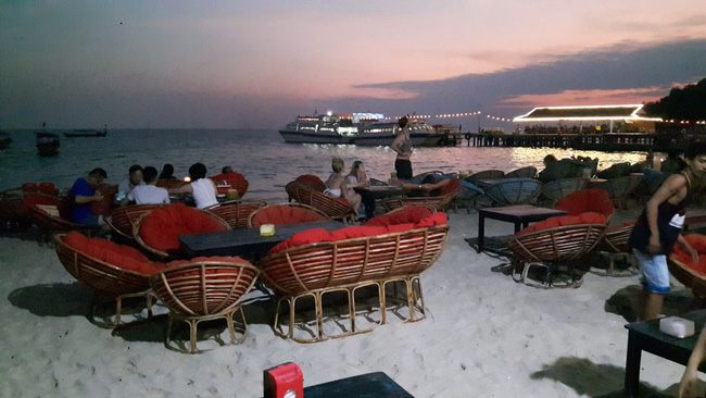 View ra cầu cảng. Dọc cả bãi biển toàn kiểu ghế mây thần thánh đặc trưng của Sihanoukville.