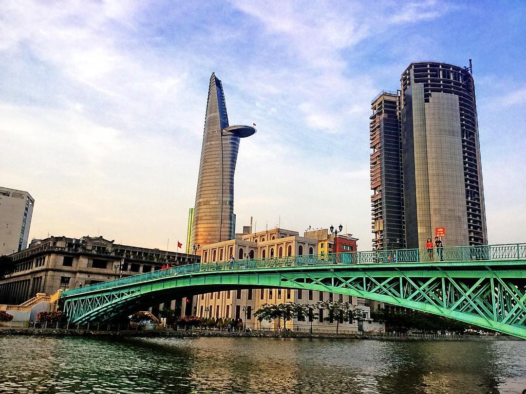 Cầu Mống tại quận 1, tp. HCM, nơi bạn có thể ngắm nhìn được tòa nhà Bitexco. Ảnh: Nguyễn Nguyễn Thành Long on Instagram.