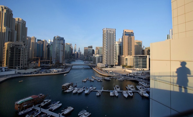 Khu dân cư ven biển rộng 4,6 triệu m2 có tới hơn 150 tòa nhà cao tầng. Theo AP, số lượng người nước ngoài sống tại Dubai còn lớn hơn cả người bản địa.