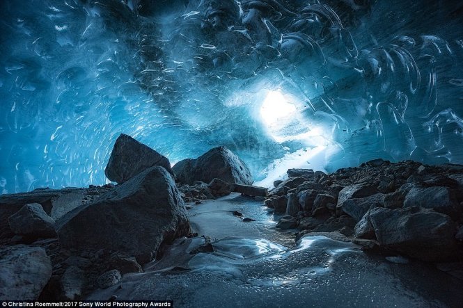 Nhiếp ảnh gia Christina Roemmelt đã ghi lại hình ảnh một hang đá trong chuyến đi đến một dòng sông băng vào tháng 12-2016 