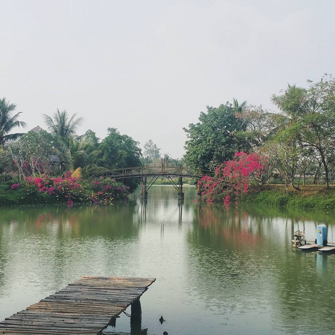 Hồ nước lớn ngay bên tỏng khu du lịch, tạo cảm giác mát mẻ, dễ chịu cho thực khách khi đến đây. Ảnh: Giang Nguyen Ngoc, ?'s on Instagram