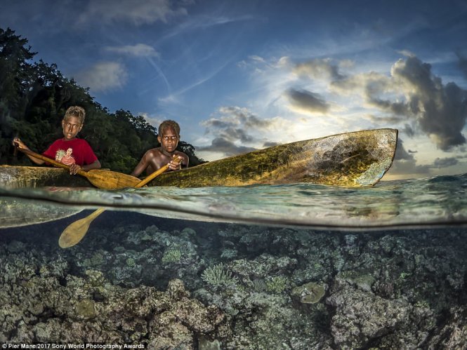 Nhiếp ảnh gia Pier Mane chụp ảnh một bộ tộc người bản địa trên quần đảo Solomon và cho biết ở nơi này dường như trẻ em học chèo thuyền còn trước cả khi tập đi 