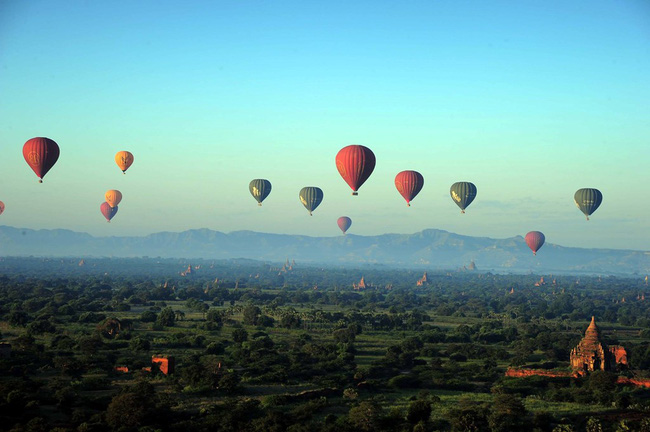 Khinh khí cầu sẽ giúp bạn tận hưởng mọi góc nhìn tuyệt đẹp ở cả Bagan cũ và Bagan mới, như thể hai nửa của quá khứ và tương lai.