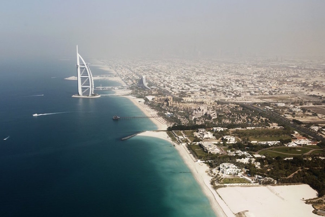 Du khách có thể chọn nghỉ tại khách sạn 7 sao sang trọng nhất thế giới, Burj Al Arab, toạ lạc ngay cạnh bãi biển. 