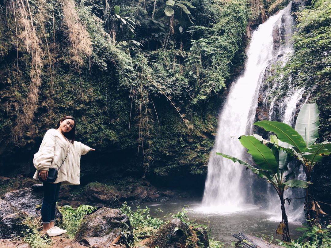 Dạo chơi thác vào mùa mưa và lúc sáng sớm sương chưa tan mới cảm giác hết được sự huyền diệu của thiên nhiên. Ảnh: Trang Nguyễn on Instagram