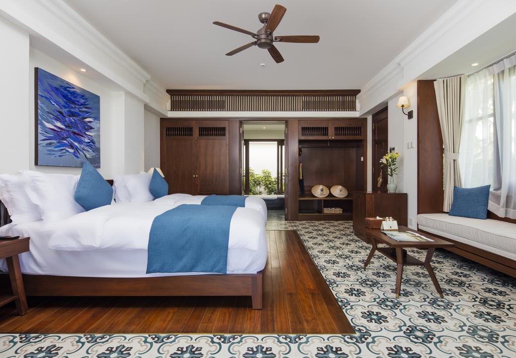 Giường ngủ được trang bị gối lông ngỗng và vải lanh Ireland. Ảnh: The Anam Resort 