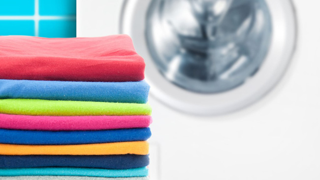 Giặt đồ trong chuyến đi: Hãy chủ động giặt đồ bẩn, đặc biệt nếu khách sạn cung cấp thiết bị giặt đồ dành cho khách. Trong lúc máy giặt hoạt động, bạn có thể viết lách hoặc làm việc online. Ảnh: Nbcnews.