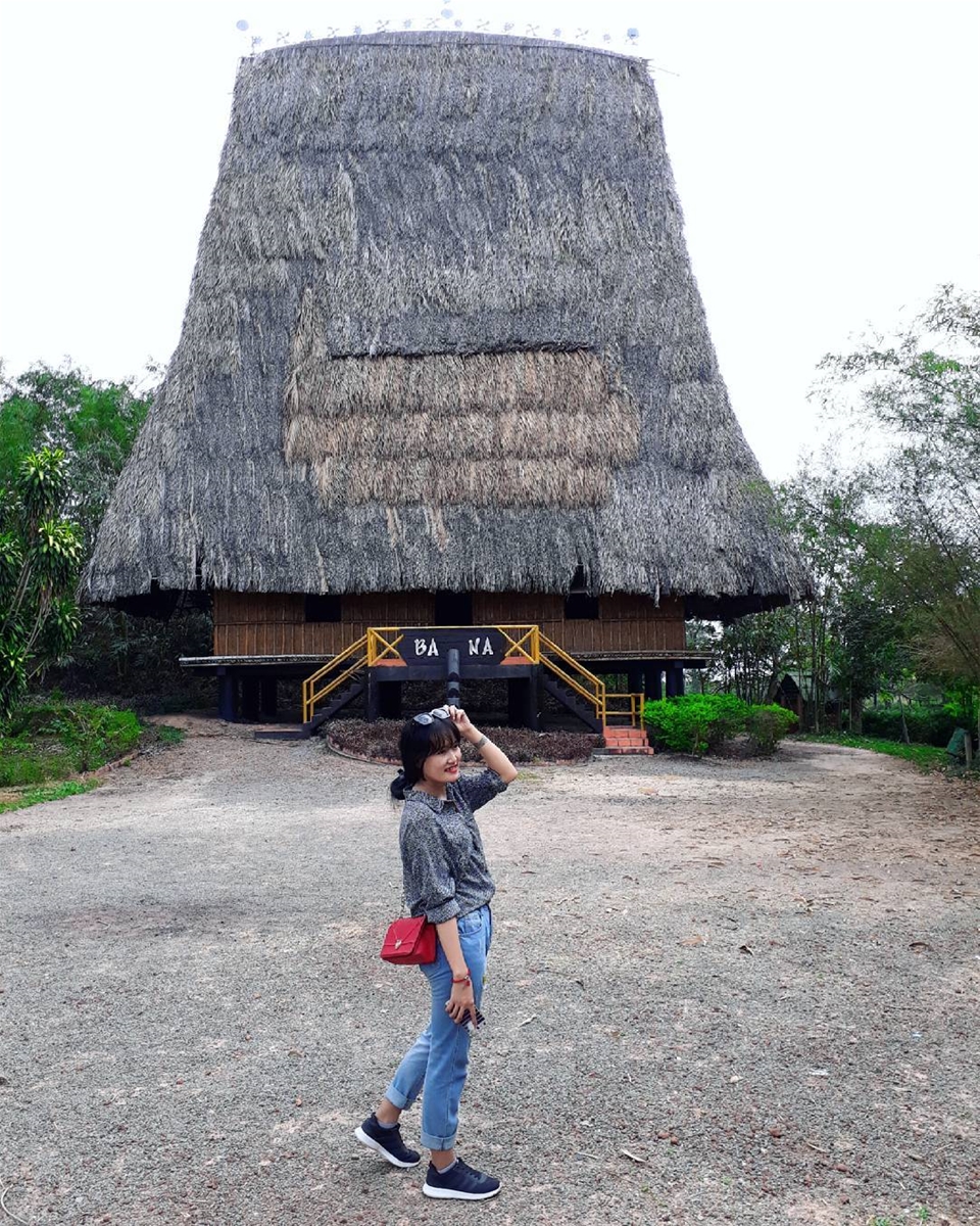 Toàn bộ các công trình kiến trúc trong khu du lịch đều được dựng bằng tre nứa và gỗ. Instagram photo by Móm.tahiiii 