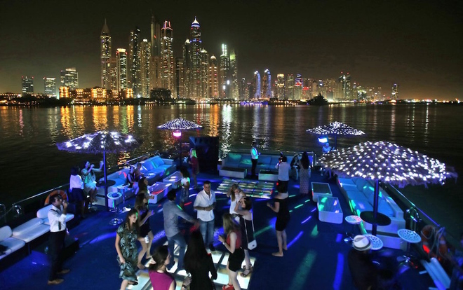 Ngày càng nhiều nhà hàng ở Dubai hướng tới phong cách “dintertainment”. Theo đó, thực khách không chỉ được phục vụ đồ ăn mà còn cả các hoạt động giải trí khác như karaoke hay thưởng thức những màn trình diễn đặc sắc. 