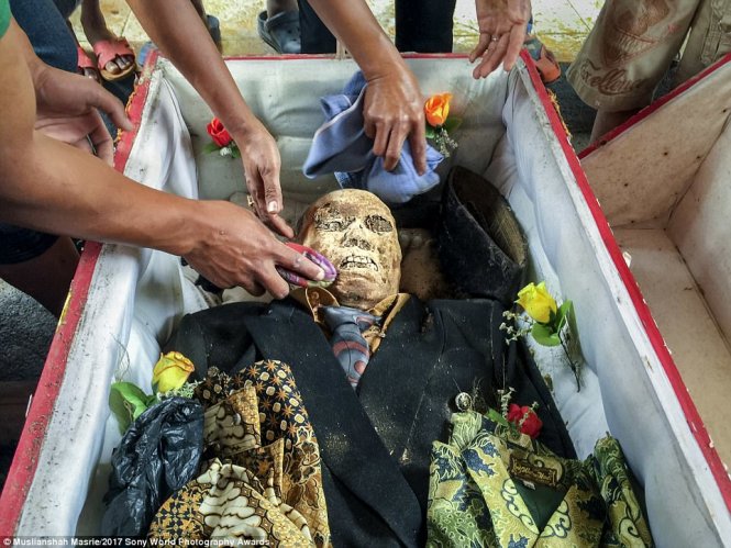 Cứ mỗi ba đến năm năm, người dân của bộ tộc Toraja ở Indonesia lại vệ sinh xác chết của người thân đã qua đời và mặc lại những bộ quần áo họ thích nhất 