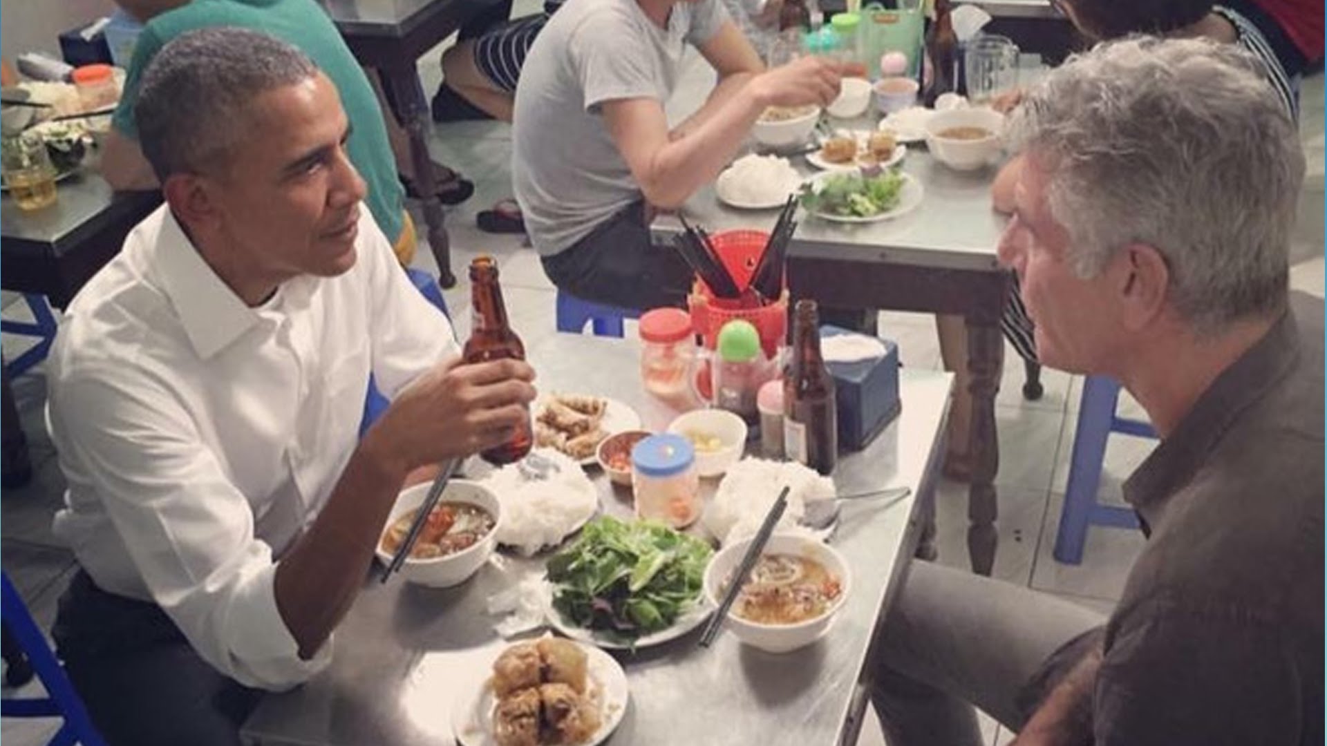 Ẩm thực Hà Nội được biết đến nhiều hơn sau khi hình ảnh TT Obama ăn bún chả cùng đầu bếp Anthony Bourdain - Ảnh: Telegraph 