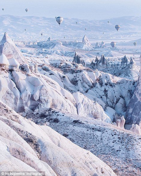 Khinh khí cầu bay qua những ngọn núi phủ đầy tuyết 