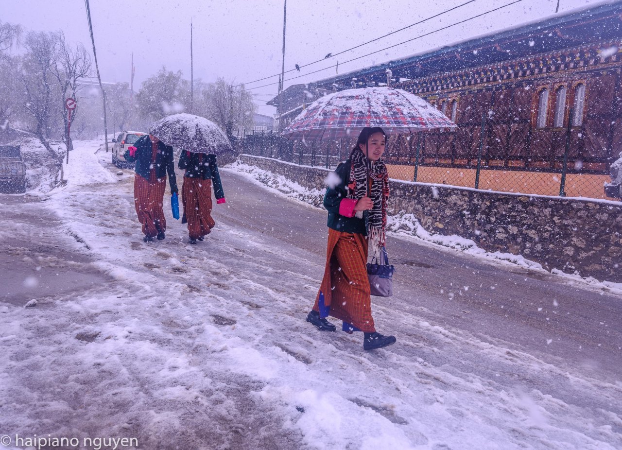 Phụ nữ Bhutan đi trong tuyết tháng 3-2017 