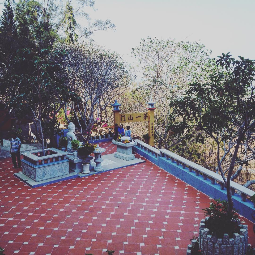 Không khí trong lành, yên tĩnh tại chùa giúp bạn xóa tan mọi lo âu của cuộc sống. Ảnh: Huân Y Thảo on Instagram