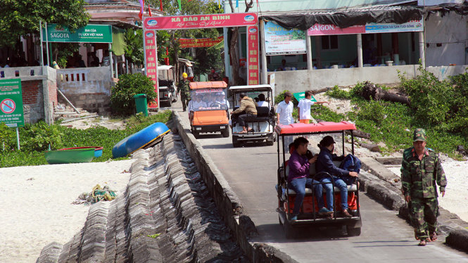 Dân đảo Bé sắm xe điện đưa đón du khách - Ảnh: Trần Mai 