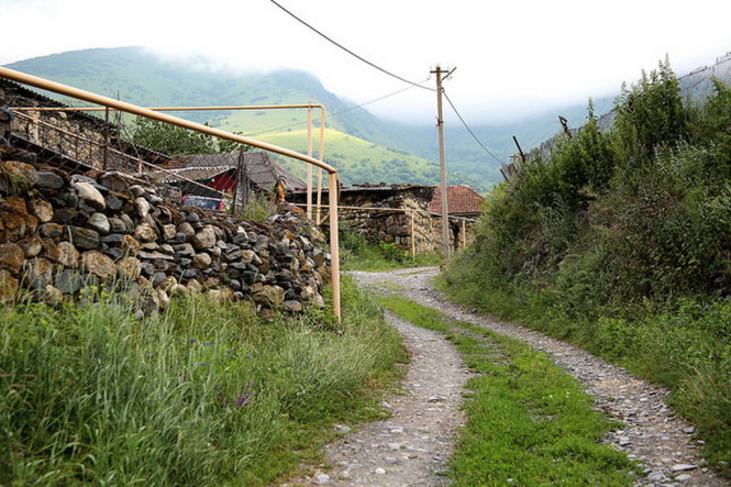 Con đường dẫn vào ngôi làng - Ảnh: flickr 