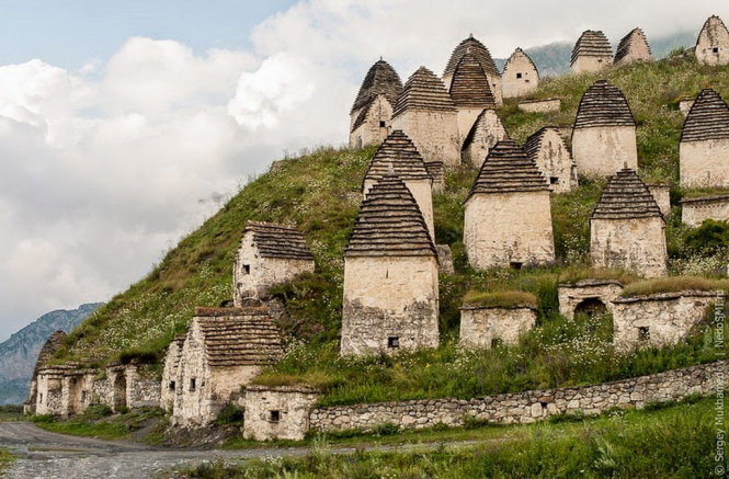 Những ngôi mộ nằm trên đỉnh núi Caucasus - Ảnh: amusingplanet 